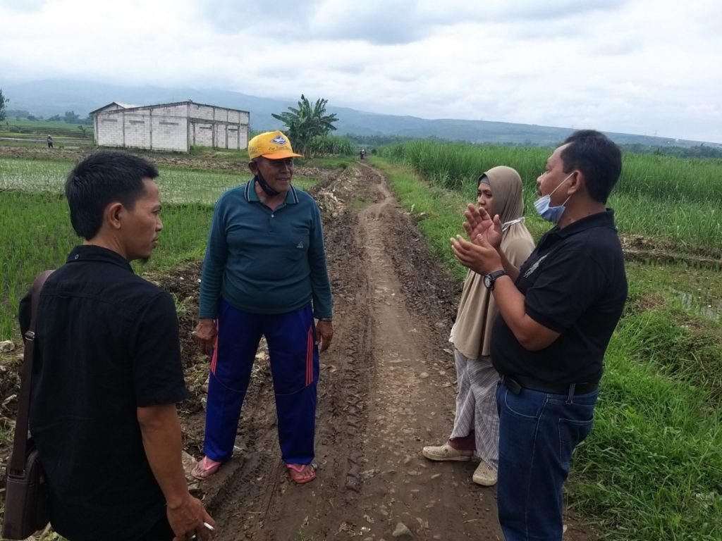 The ITS Abmas team discussed with NU farmer Sutorejo (second from left) about the Abmas. program