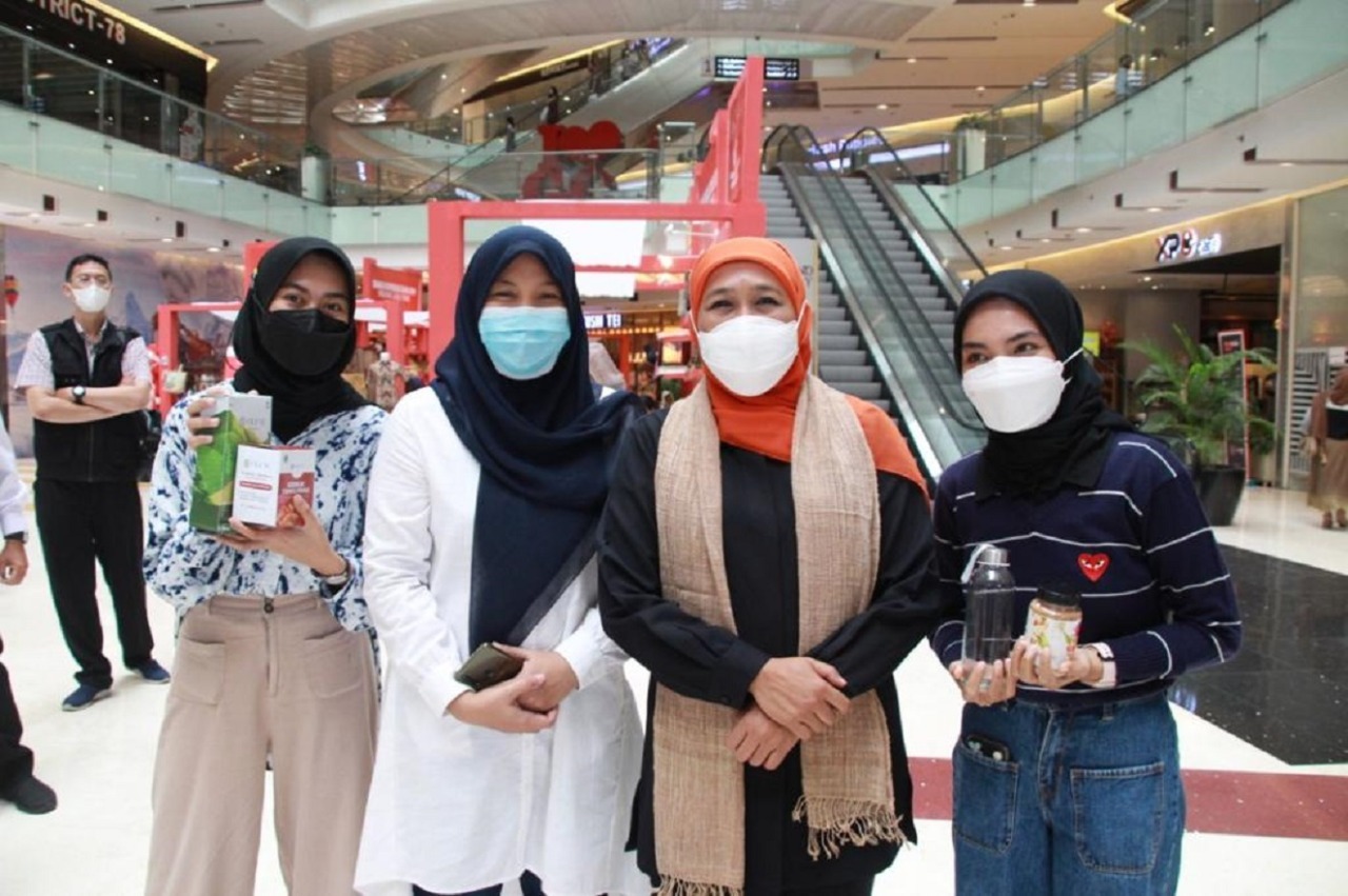ITS KKN Abmas team accompanied MSMEs Bhumi Cantya Indonesia in the 2021 K-UMKM EXPO Exhibition, which was attended by the Governor of East Java Khofifah Indar Parawansa