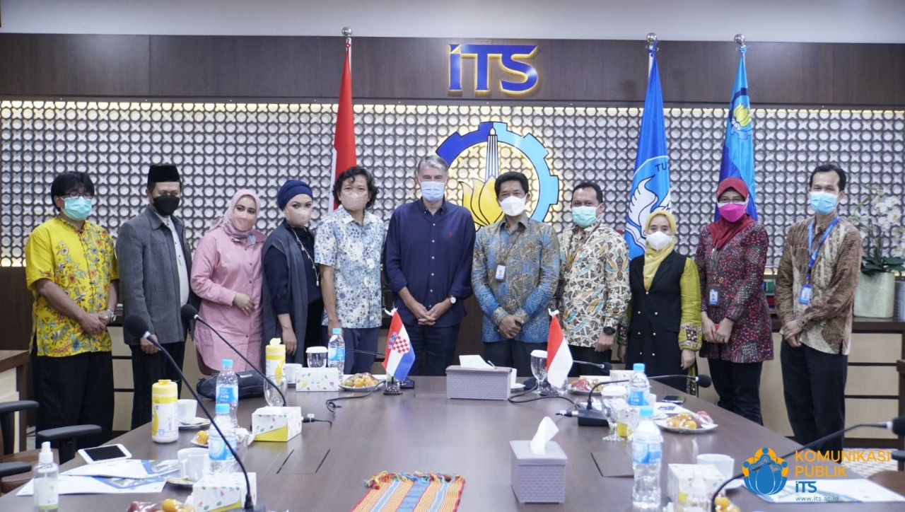 Jajaran pimpinan ITS dan delegasi Kedubes Republik Kroasia berfoto bersama usai melakukan diskusi penjajakan kerja sama di ITS