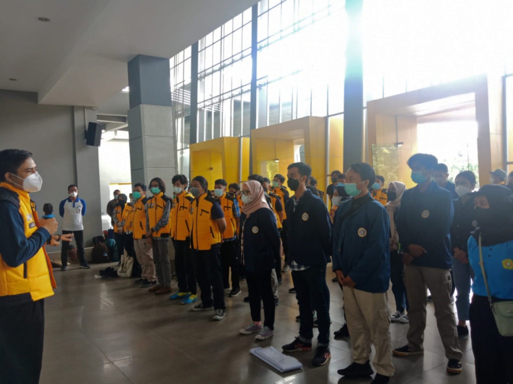 Then Muhamad Jaleani ST MSc PhD gave his remarks and advice to all volunteers who are members of the Collaborative KKN PTN Jatim Peduli Semeru in the lobby of the ITS Robotics Center Building.