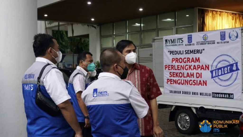 Lalu Muhammad Jaelani ST MSc PhD (kanan) saat pelepasan tim relawan ITS guna menyalurkan perlengkapan sekolah bagi korban erupsi Gunung Semeru