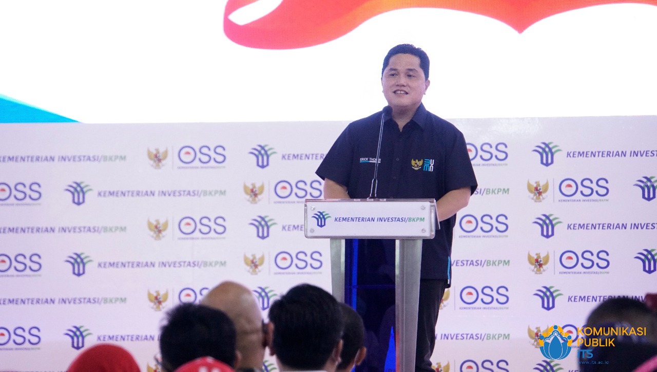 Menteri BUMN Erick Thohir saat memotivasi pelaku UMK lain untuk memaksimalkan sistem OSS dalam acara di Graha Sepuluh Nopember ITS