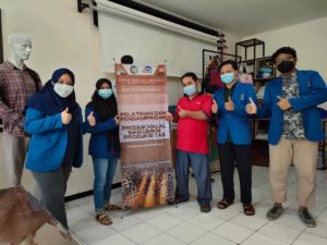 KKN Abmas ITS Bantu Produsen Tas Capai Sertifikasi Halal