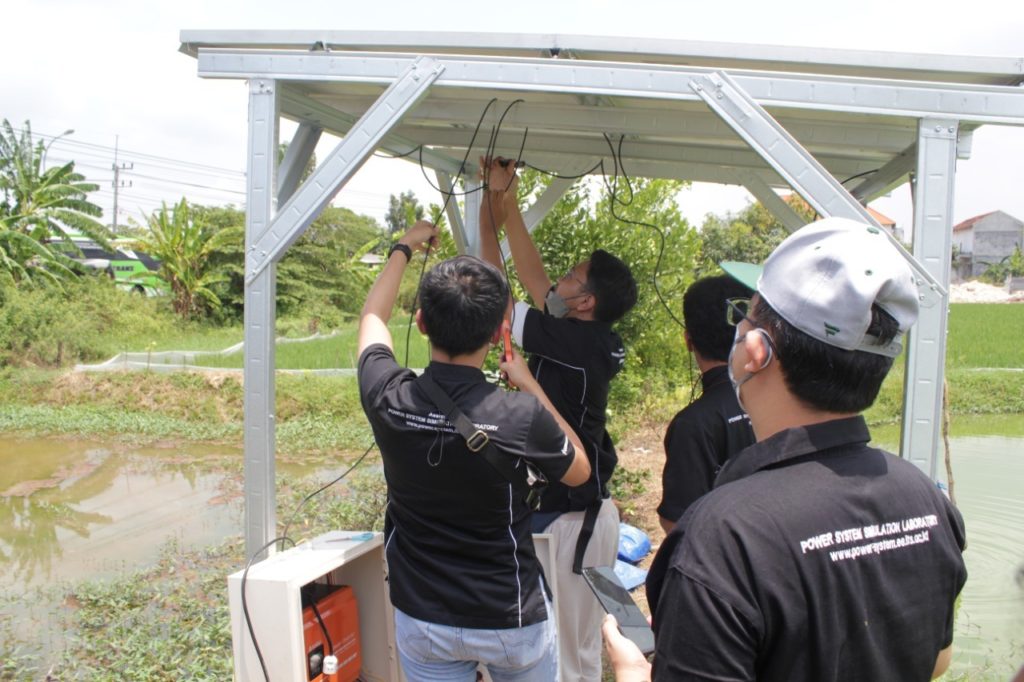 Pemasangan panel surya photovoltaic (PV) oleh mahasiswa anggota Laboratorium SST yang ditinjau langsung oleh Dr Rony Seto Wibowo ST MT
