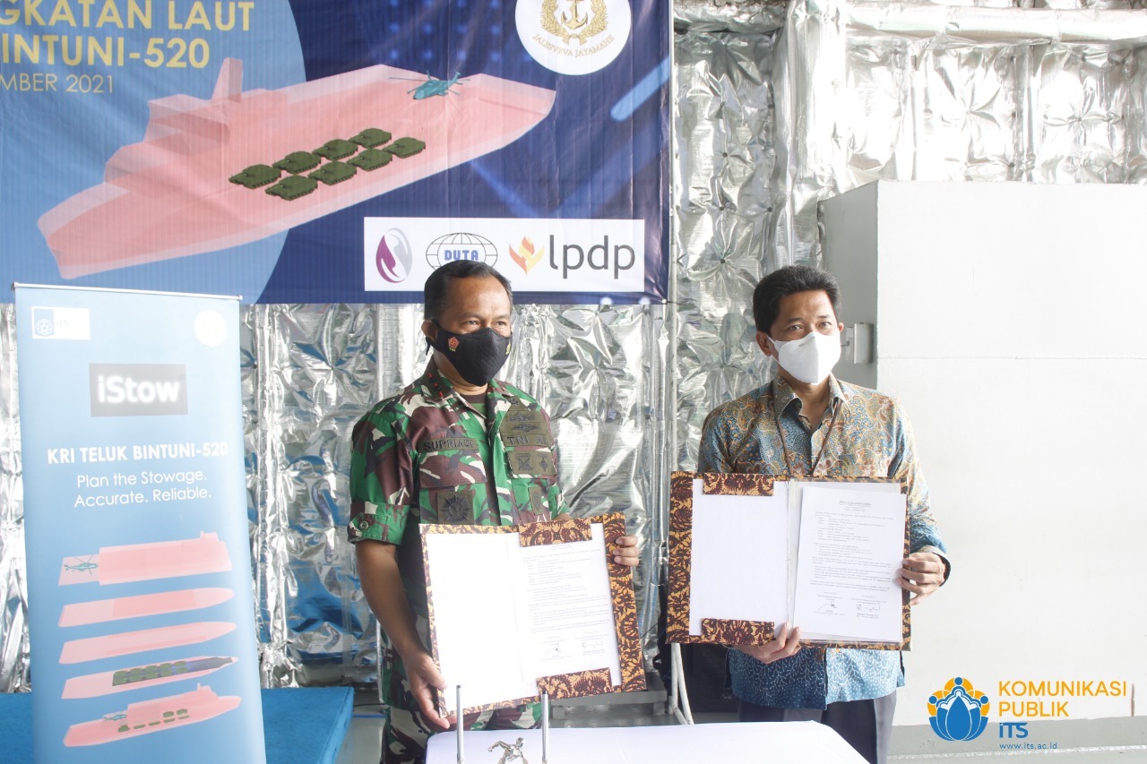 The signing of the handover of the iStow grant from ITS for the TNI-AL conducted by ITS Vice-Chancellor IV Bambang Pramujati ST MSc Eng PhD (right) and Deputy Commander of Satlinlamil II Lieutenant Colonel (P) Supriadi