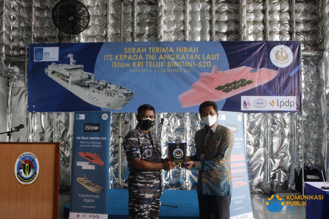 Penyerahan cinderamata dari Komandan KRI Teluk Bintuni 520 Letkol Laut (P) Agung Aribowo (kiri) kepada ITS yang diwakilkan oleh Wakil Rektor IV ITS Bambang Pramujati ST MSc Eng PhD