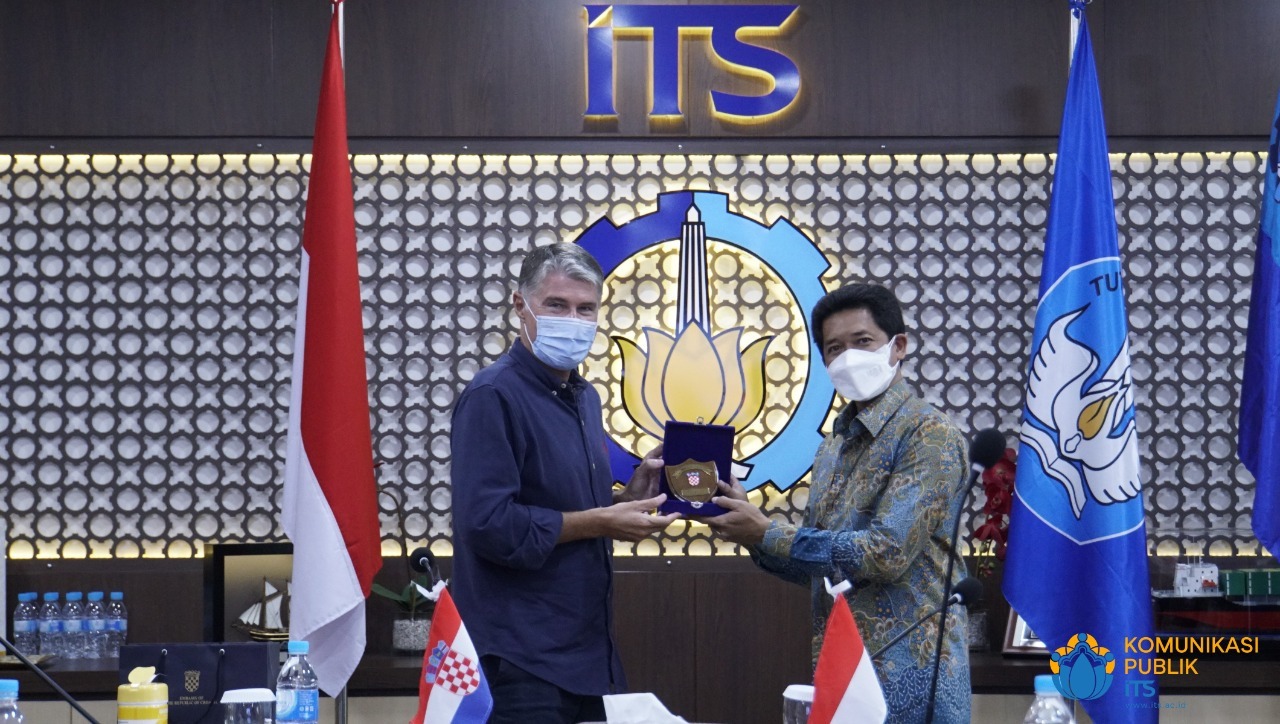 Handing over of souvenirs from ITS Vice-Chancellor IV Bambang Pramudjati ST MSc Eng Ph.D. (right) to the Ambassador of the Republic of Croatia Nebojša Koharović