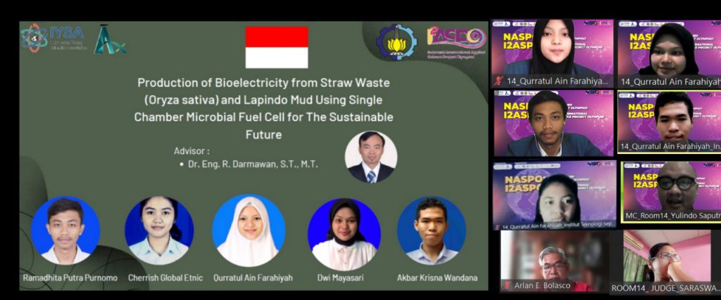 One of the ITS team during the presentation of rice straw waste processing innovations using bacteria in Lapindo mud into electrical energy