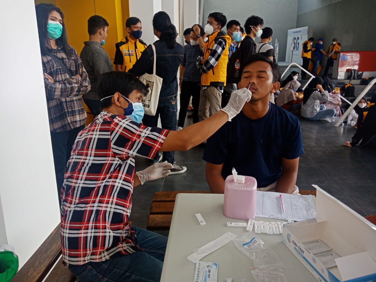 Seluruh tim KKN ITS harus menjalani swab test antigen lebih dulu sebelum keberangkatan menuju Kabupaten Lumajang untuk aksi kemanusiaan Gunung Semeru