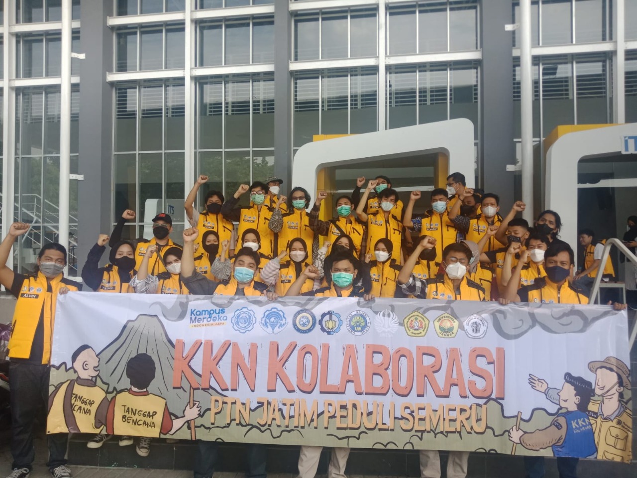 Seluruh tim KKN ITS yang bertugas dalam aksi sosial yang tergabung dalam KKN Kolaborasi PTN Jatim Peduli Semeru