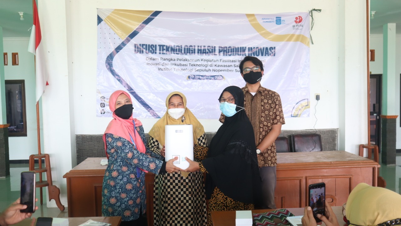 Serah terima air purifier antiviral dari ITS kepada masyarakat Desa Palur, Kebonsari, Madiun