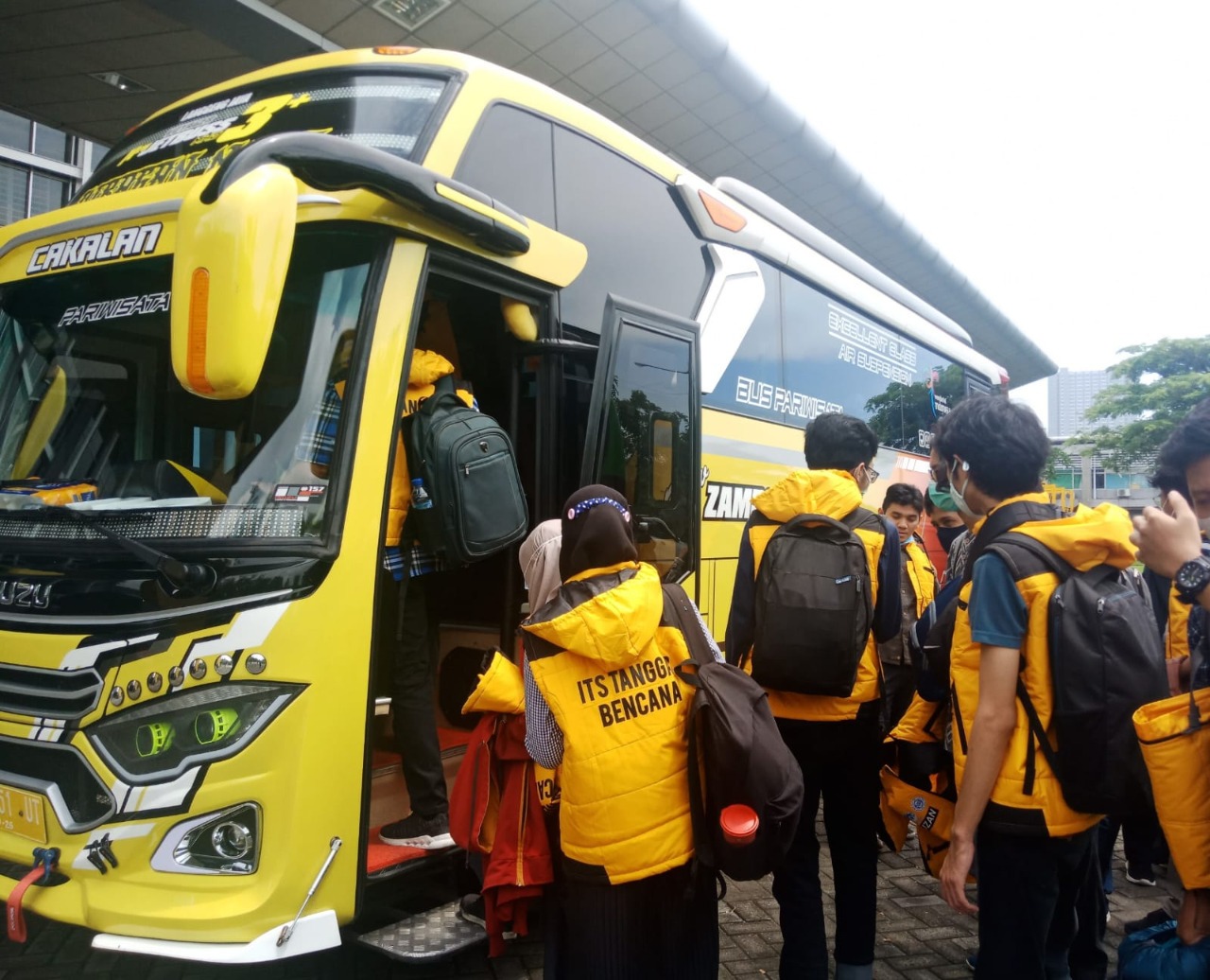 Suasana keberangkatan tim KKN ITS dari Gedung Pusat Robotika ITS menuju posko bersama UNEJ di Kabupaten Lumajang