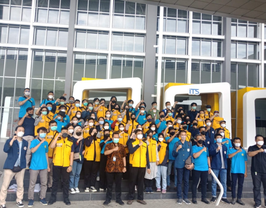 The Collaborative KKN Team of PTN Jatim Cares for Semeru, which consists of the ITS KKN team, Unair KKN team, and the East Java UPN Veterans KKN team, are ready to depart Lumajang Regency.