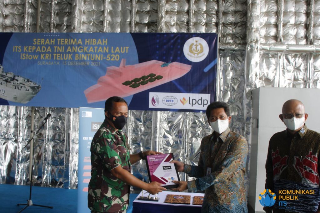 Deputy Commander of Satlinlamil II Lieutenant Colonel (F) Supriadi (left) received the iStow grant symbolically from ITS Vice Rector IV Bambang Pramujati ST MSc Eng Ph.D. accompanied by Dr. Ing Ir Setyo Nugroho.