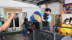 Abmas ITS Ciptakan Alat Pengering Padi Portabel