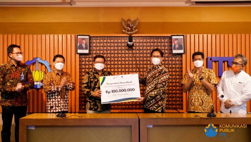 Direktur Utama PT Petrokimia Gresik Ir Dwi Satriyo Annurogo MT (tiga dari kiri) turut menyerahkan dana abadi kepada ITS yang dilakukan secara simbolis