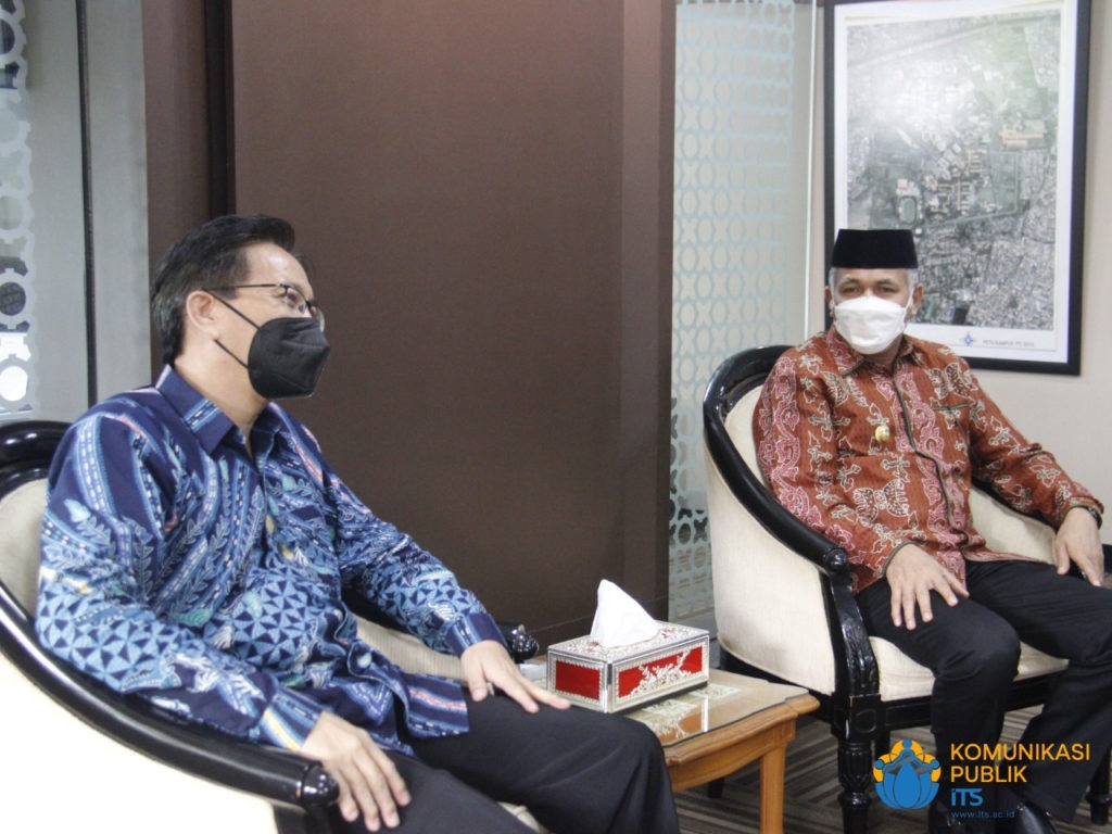 Gubernur Aceh Ir H Nova Iriansyah (kanan) berbincang dengan Rektor ITS Prof Mochamad Ashari di ruang kerja rektor