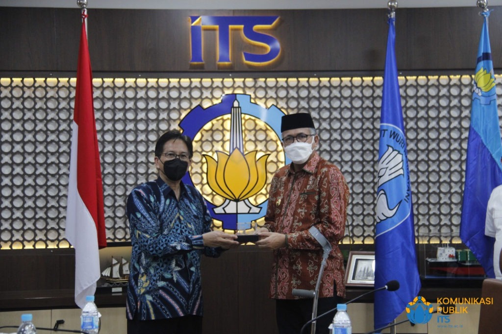 Penyerahan cinderamata dari Rektor ITS Prof Dr Mochamad Ashari MEng (kiri) kepada Gubernur Aceh Ir H Nova Iriansyah