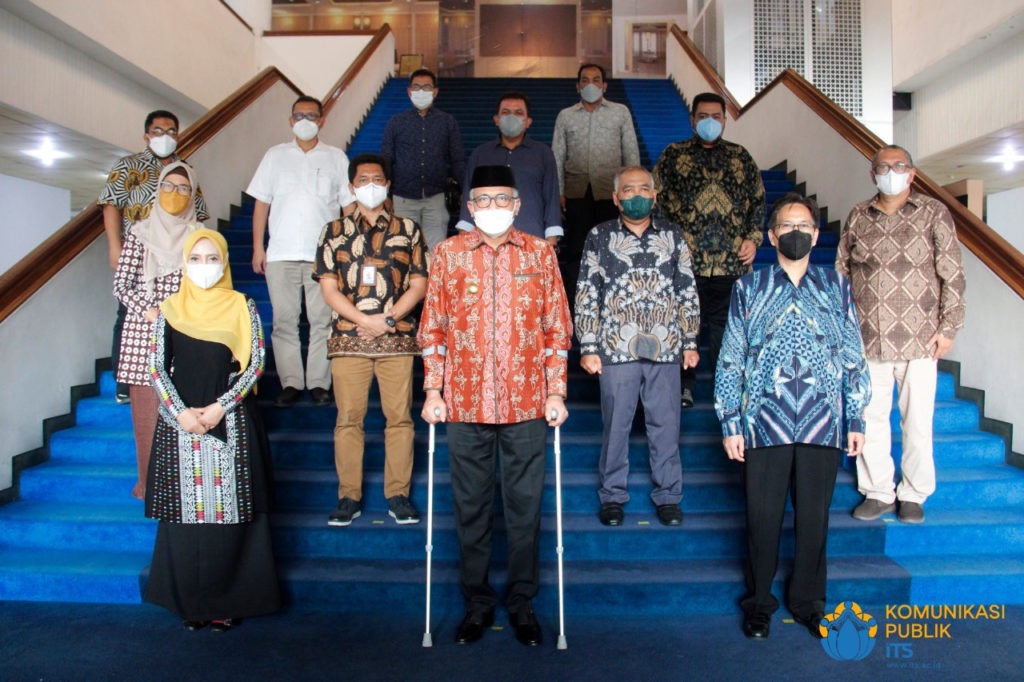 Foto bersama Gubernur Aceh dengan jajaran pimpinan ITS dan Universitas Syiah Kuala (USK) selepas diskusi penjajakan kerja sama ci Gedung Rektorat ITS