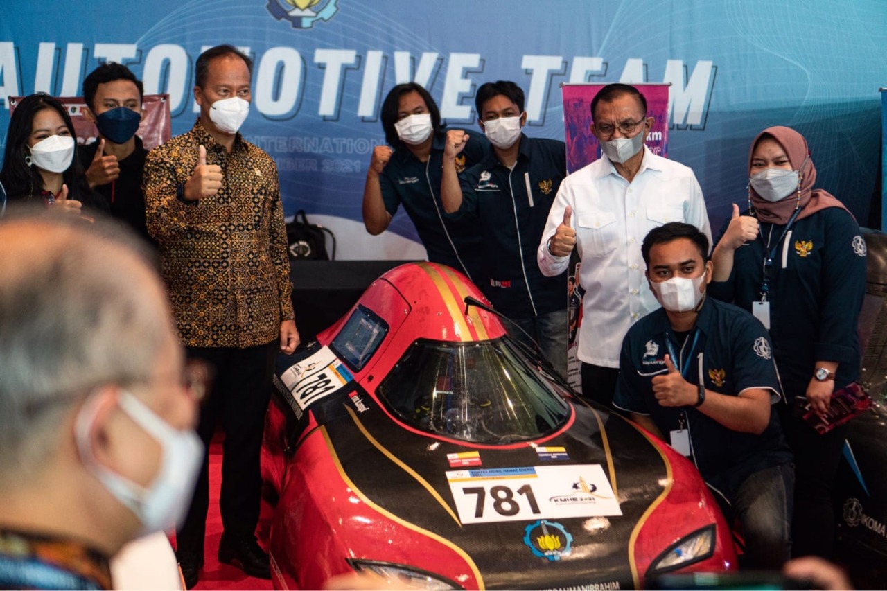 Menteri Perindustrian RI Dr Agus Gumiwang Kartasasmita MSi (berbatik) saat mengunjungi booth ITS Automotive Team di GIIAS Surabaya 2021