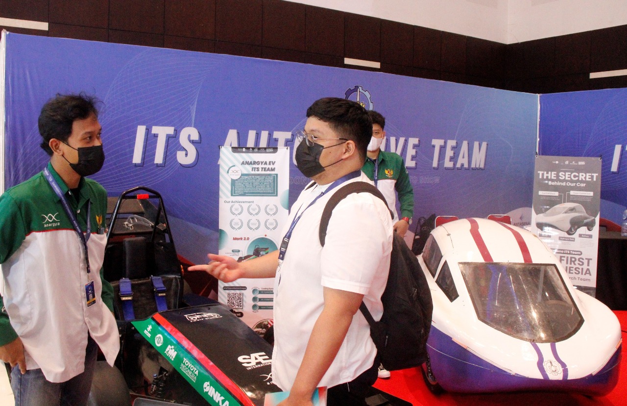 Alumnus Departemen Teknik Industri ITS Iqbal Satrya Anfansah (kanan) saat mengunjungi booth ITS Automotive Team di GIIAS Surabaya 2021