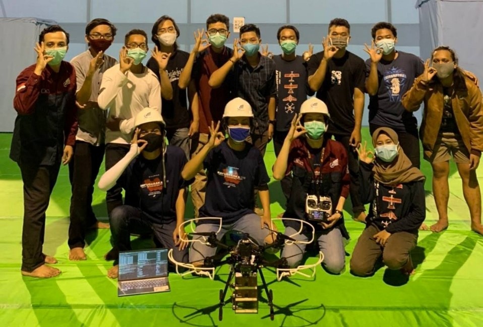 Tim Bayucaraka ITS yang berhasil menyabet raihan juara Air Simulation Cup di FIRA SimulCup 2021