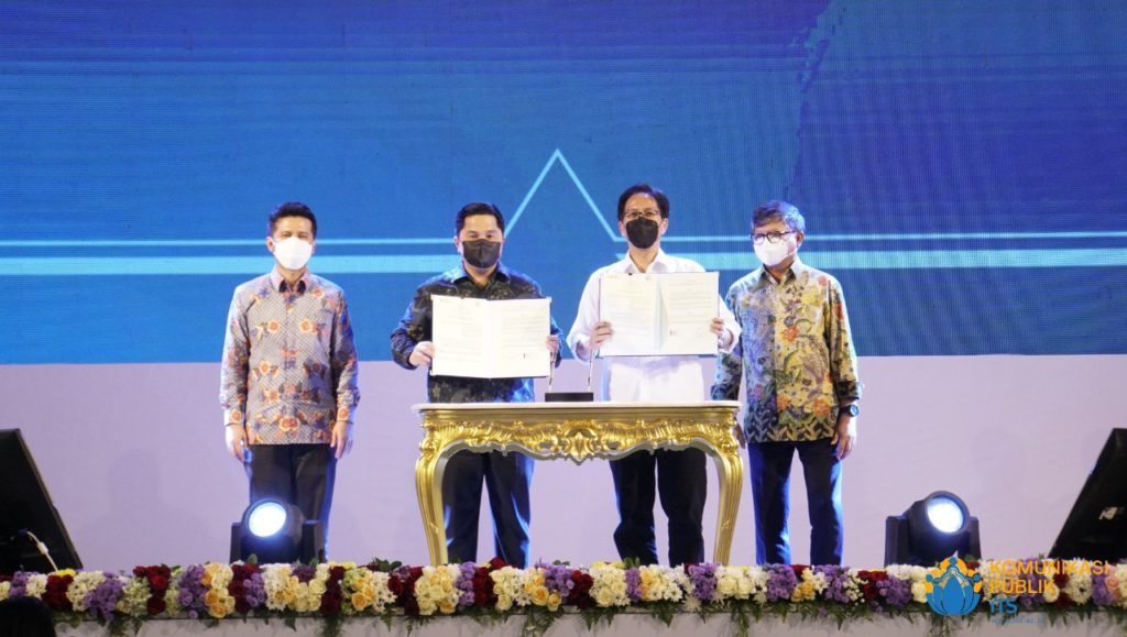 ITS Chancellor Prof Dr. Ir Mochamad Ashari MEng (second from right) and SOE Minister Erick Thohir (second from left) after the signing of the MoU witnessed by the General Chairperson of ITS PP IKA Ir Sutopo Kristanto MM (right) and East Java Deputy Governor Emil Elestianto Dardak (left)
