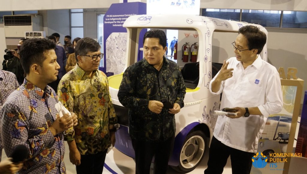 (from right) ITS Chancellor Prof. Dr. Ir Mochamad Ashari MEng, Minister of SOEs Erick Thohir, General Chair of PP IKA ITS Ir Sutopo Kristanto MM, and Deputy Governor of East Java Emil Elestianto Dardak visited various exhibitions of ITS innovation work