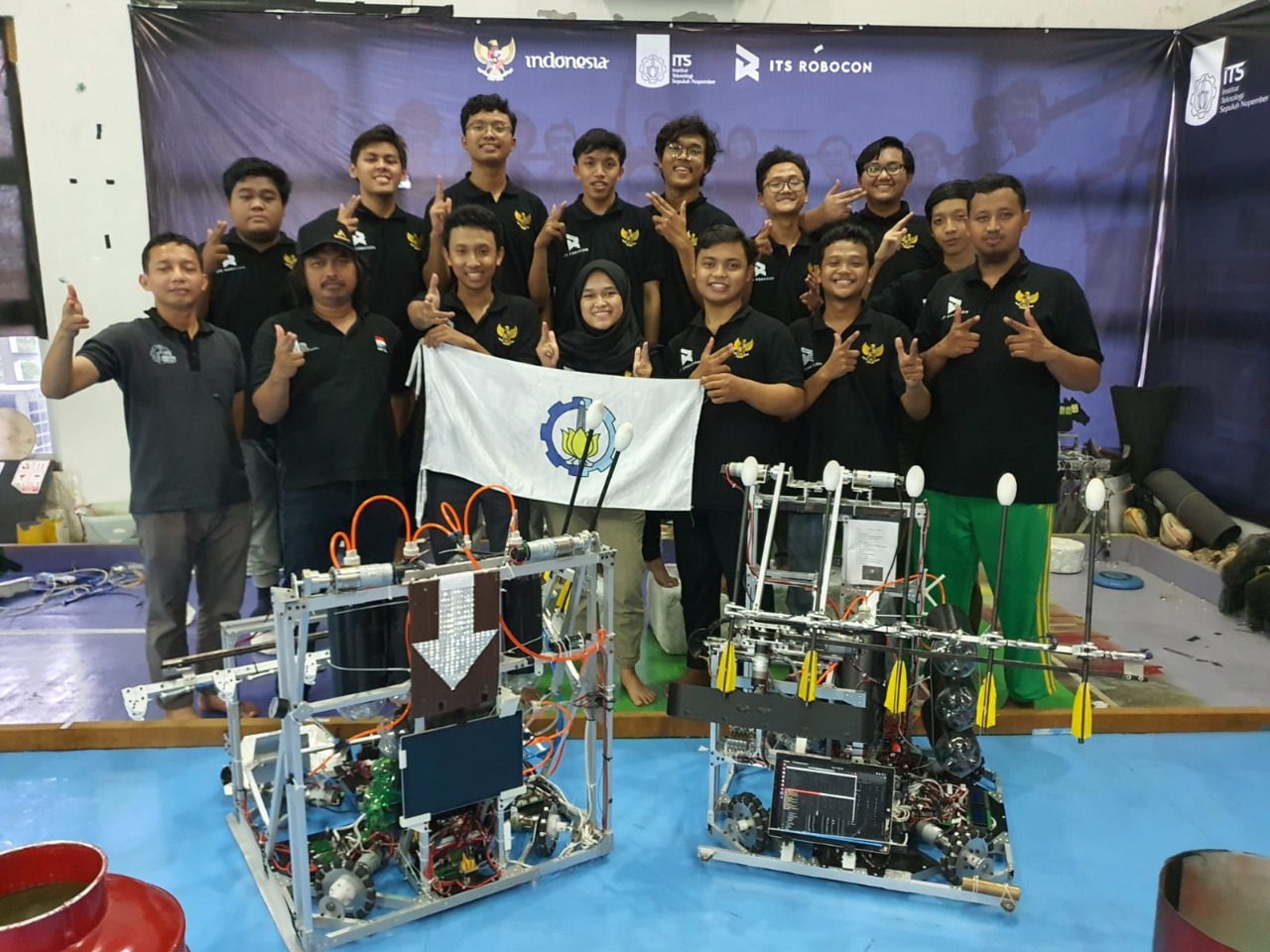 Tim RIOT ITS bersama dosen pembimbing yang mengikuti kompetisi internasional ABU Robocon 2021 secara daring
