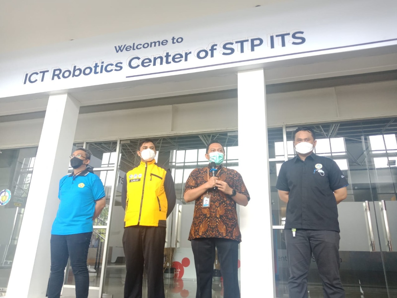 (dari kiri) Dr Zainal Abidin Achmad SSos MSi MEd, Lalu Muhamad Jaelani ST MSc PhD, Agus Muhamad Hatta ST MSi PhD, dan Ikhsan Rosyid Mujahidul Anwari SS MA saat pelepasan tim KKN di Gedung Pusat Robotika ITS