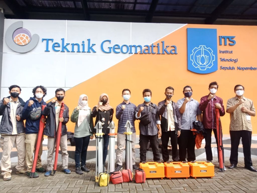 Lalu Muhamad Jaelani ST MSc PhD (paling kanan), Favian Adith Budiarto (enam dari kiri), dan sembilan mahasiswa Departemen Teknik Geomatika ITS yang tergabung dalam tim sebelum keberangkatan ke lokasi