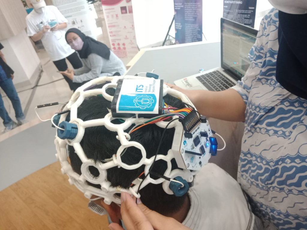 An EEG device designed by the ITS team that is used in the head of stroke patients to capture brain electrical signals