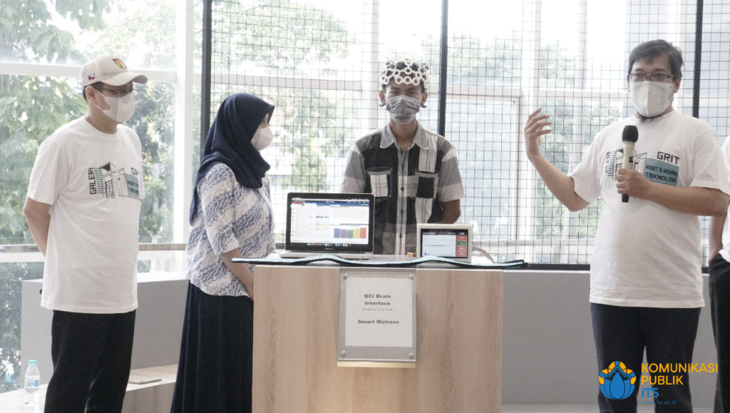 The EEG medical device was designed by the ITS team for the rehabilitation of stroke patients when it was officially launched at the ITS Research Center Building