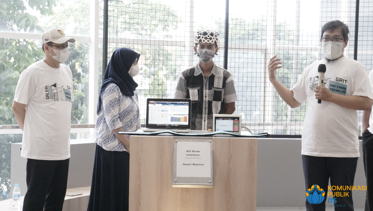 Alat kesehatan EEG rancangan tim ITS untuk rehabilitasi pasien stroke saat diluncurkan secara resmi di Gedung Pusat Riset ITS
