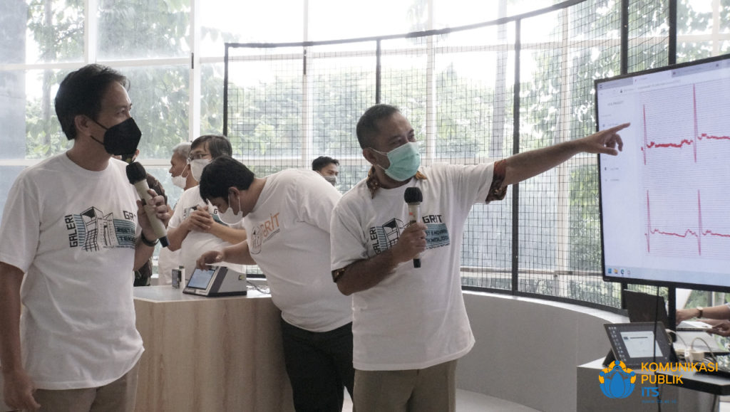 Arief Kurniawan ST MT (right) shows a graphic display of the 12 Lead ECG recording signal to ITS Chancellor Prof Dr Ir Mochamad Ashari MEng during the official launch at the ITS Research Center Building