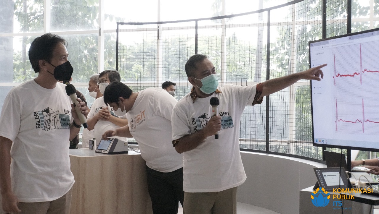 Arief Kurniawan ST MT (kanan) menunjukkan tampilan grafik sinyal hasil perekaman ECG 12 Lead kepada Rektor ITS Prof Dr Ir Mochamad Ashari MEng saat peluncuran resmi di Gedung Pusat Riset ITS