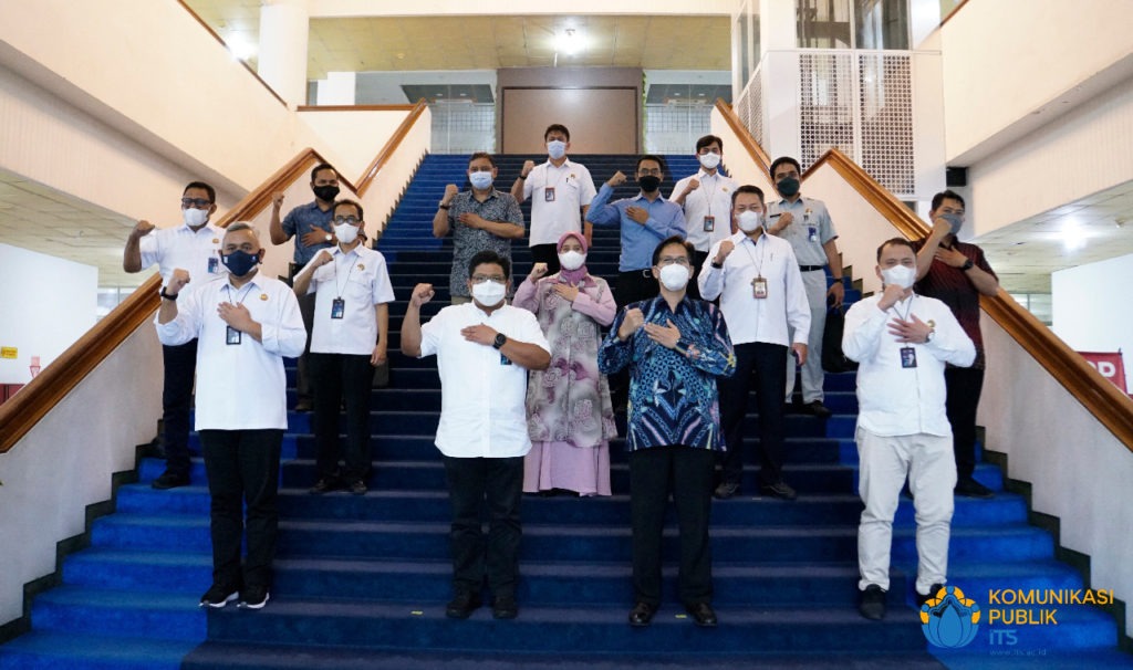 Photo with the leadership of ITS and PT Jasa Raharja at the ITS Rectorate Building