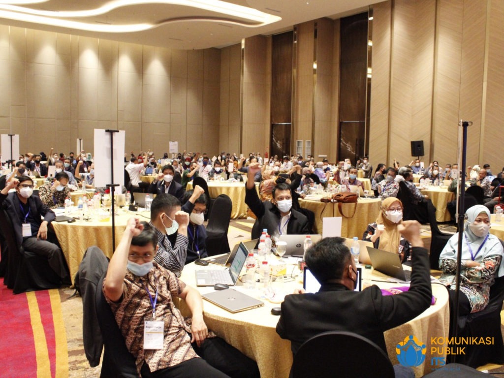 Suasana ice breaking dalam Rapat Kerja Pimpinan ITS yang dihadiri oleh seluruh pimpinan di lingkungan ITS yang terdiri dari dosen dan tgenaga kependidikan