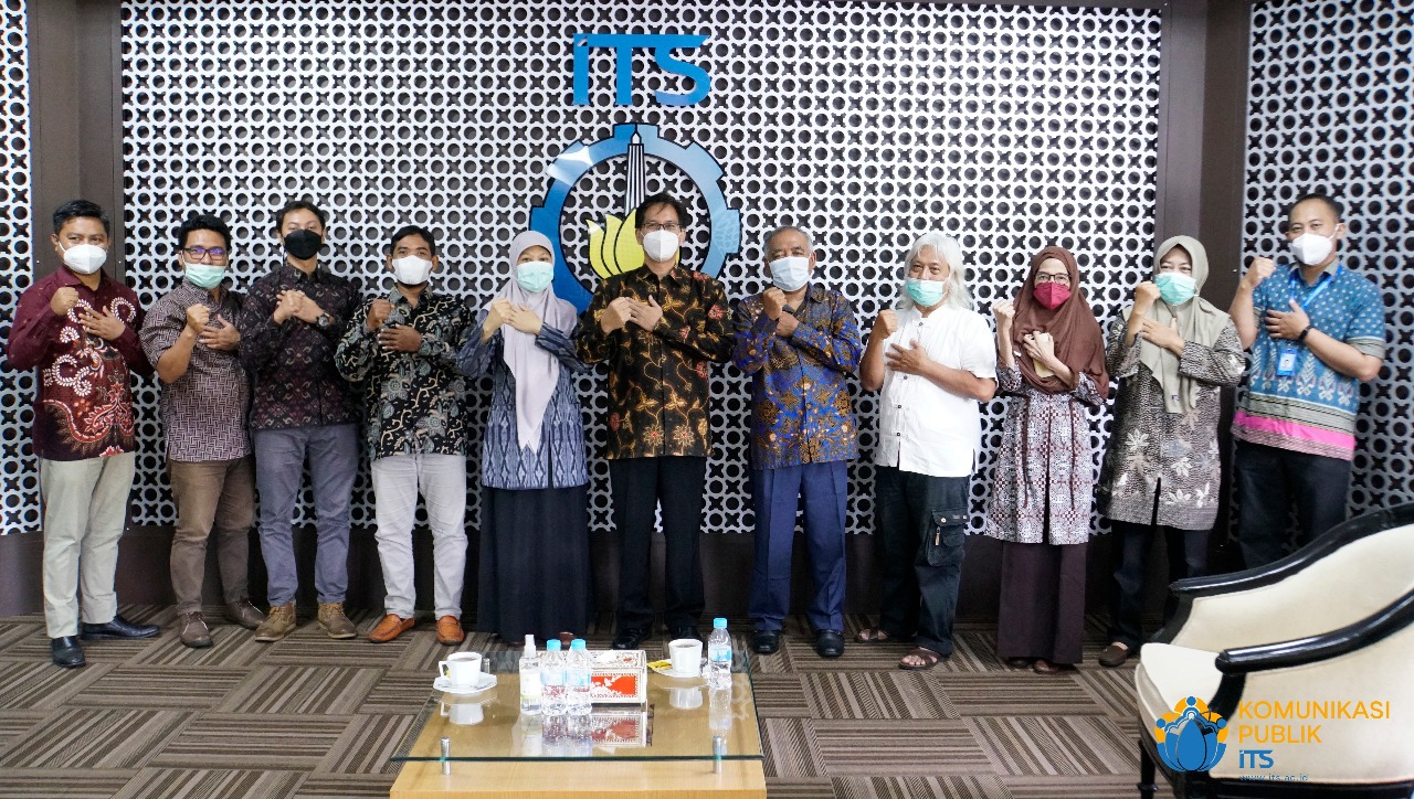 Jajaran pimpinan ITS dan UNU NTB berfoto bersama usai penyerahan cinderamata