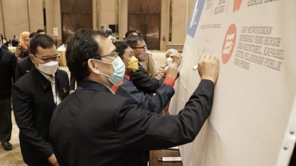 The ITS leadership symbolically signed a joint commitment sheet for the Development of the Integrity Zone (ZI) as well as formalizing the internalization of the Whistleblowing System (WBS) at ITS