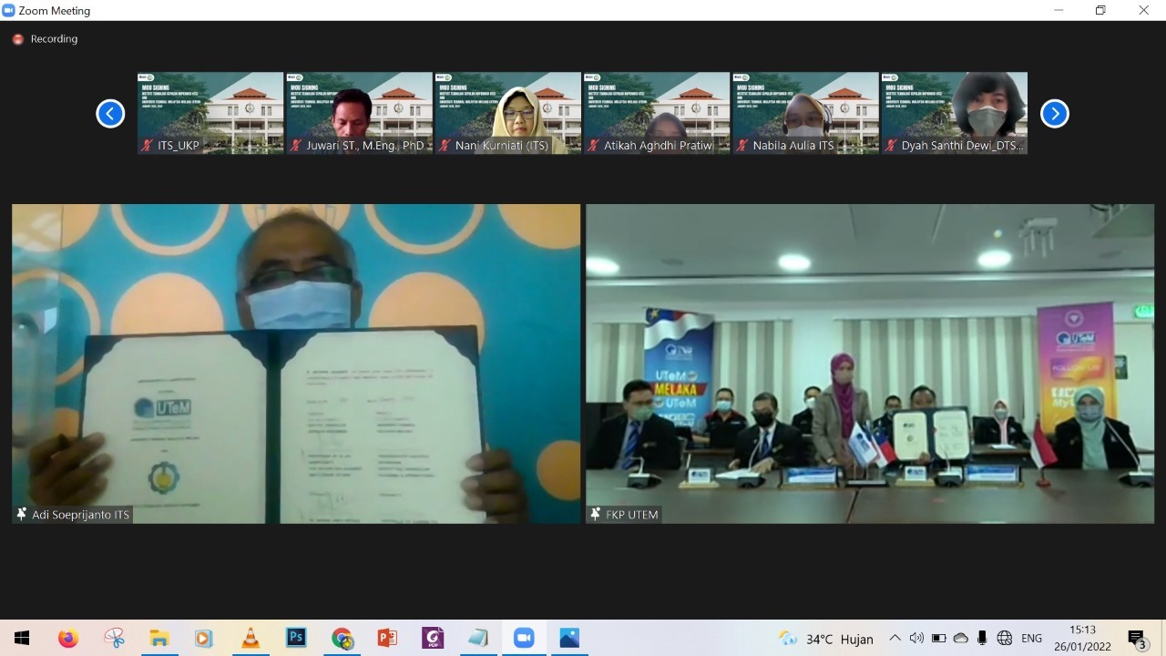 Kedua naskah MoU dan MoA yang telah ditandatangai bersama secara virtual ditunjukkan oleh kedua pihak