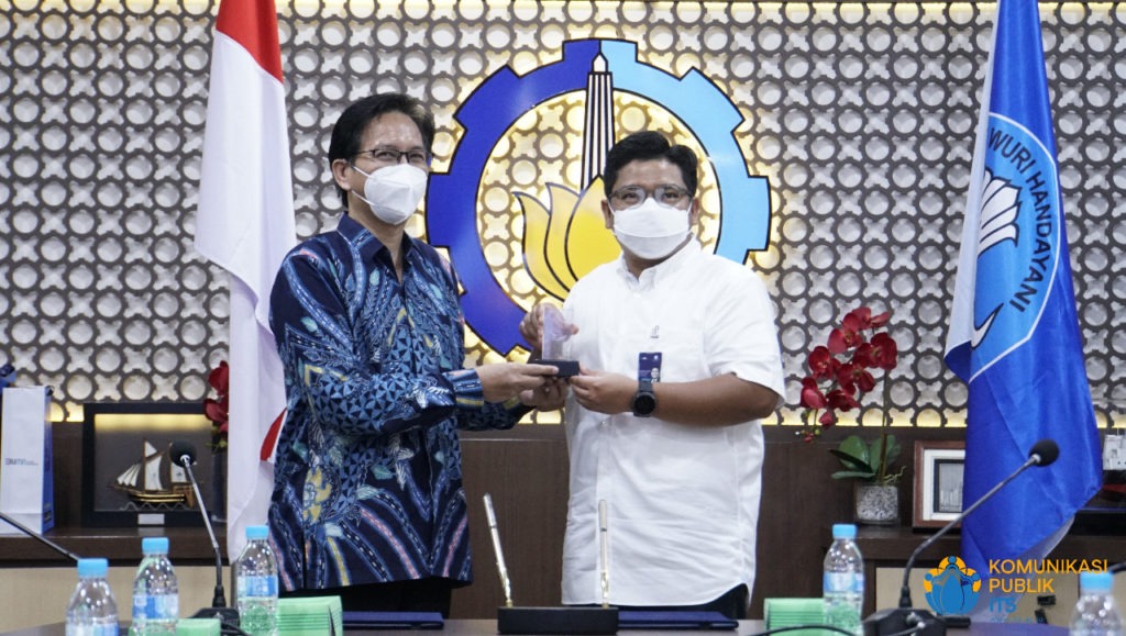 Giving souvenirs by ITS Chancellor Prof. Dr. Ir Mochamad Ashari MEng (left) to the Director of Relations and Institutions of PT Jasa Raharja Munadi Herlambang