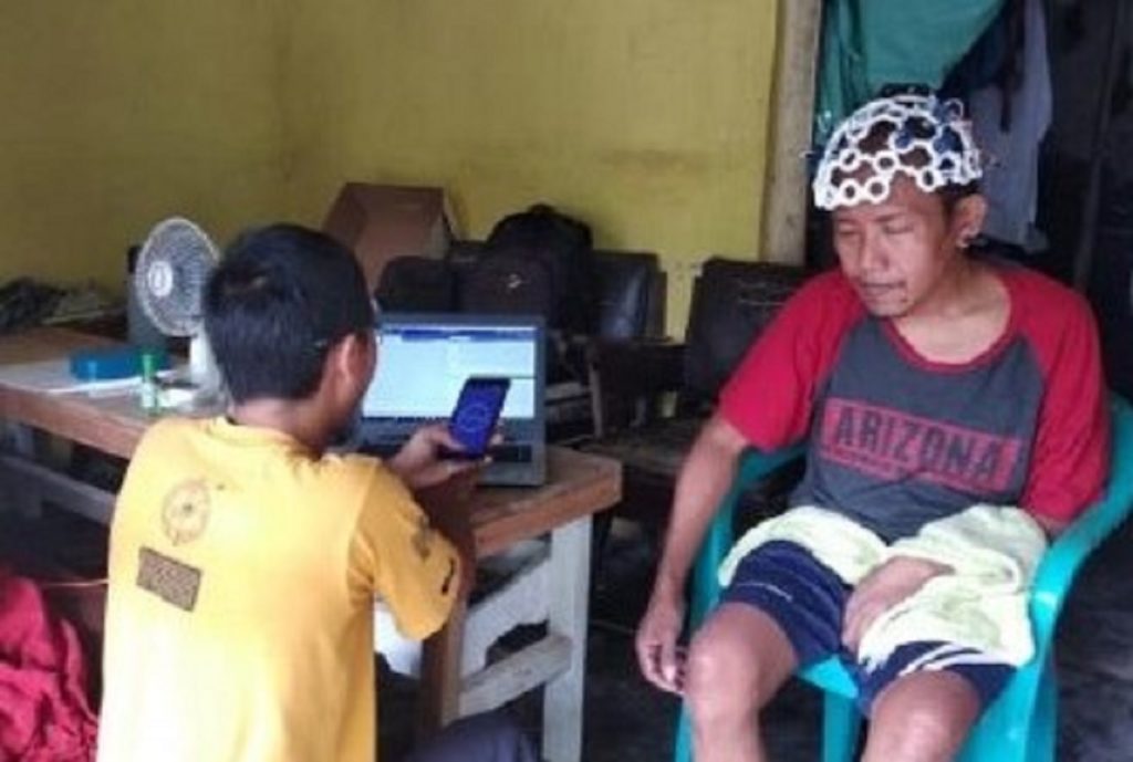 Testing the EEG tool designed by the ITS team to stroke patients directly