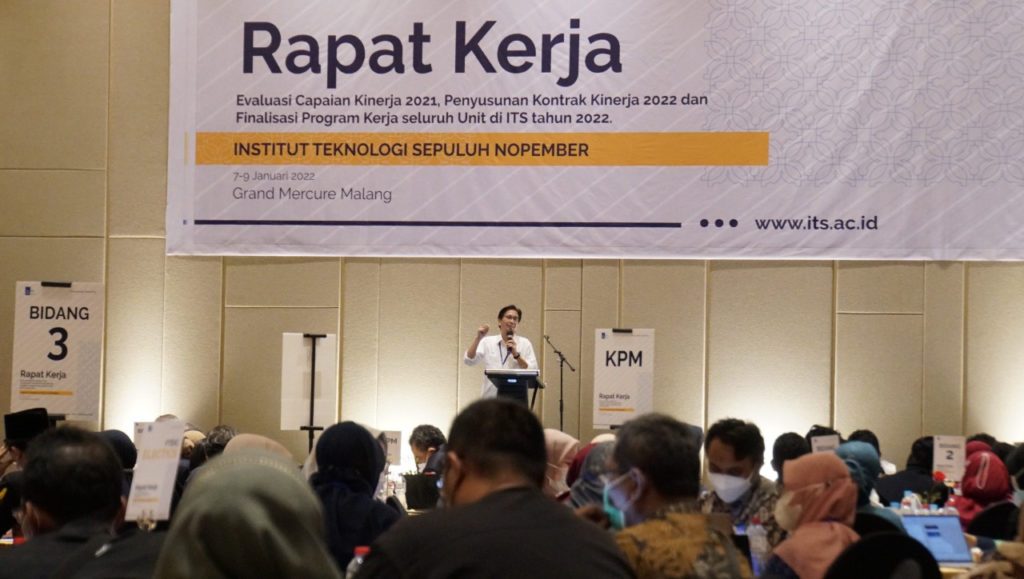 Pidato Rektor ITS Prof Dr Ir Mochamad Ashari MEng saat menyampaikan evaluasi tahun lalu dan prospek kinerja ITS tahun 2022