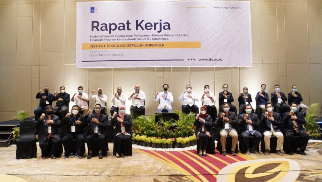Rektor ITS bersama para pimpinan tertinggi ITS dalam Rapat Kerja tahun 2022