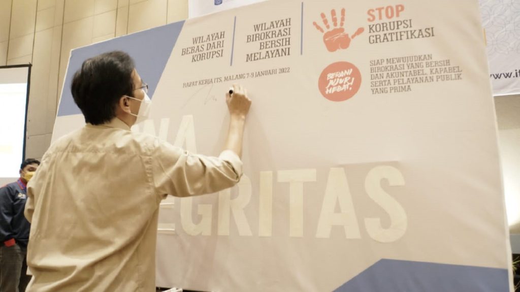 ITS Chancellor Prof. Dr. Ir Mochamad Ashari MEng signed a joint commitment sheet for the Development of the Integrity Zone (ZI) and the internalization of the Whistleblowing System (WBS) at ITS
