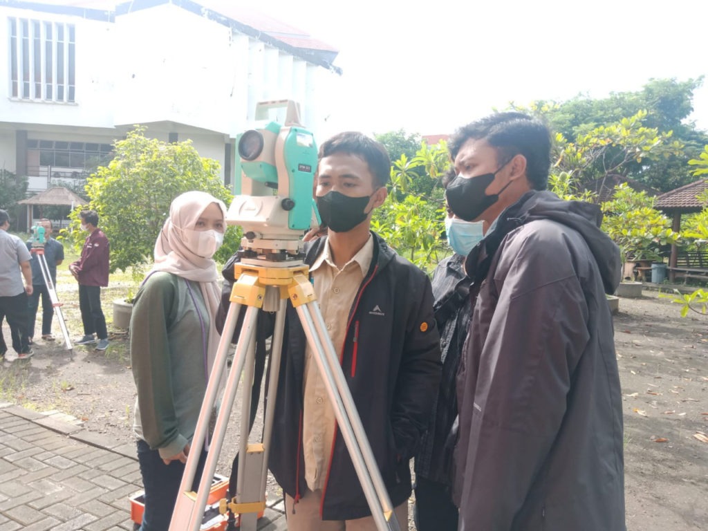 Tim mahasiswa ITS melakukan uji coba alat sebelum penggunaan di lokasi APG Semeru