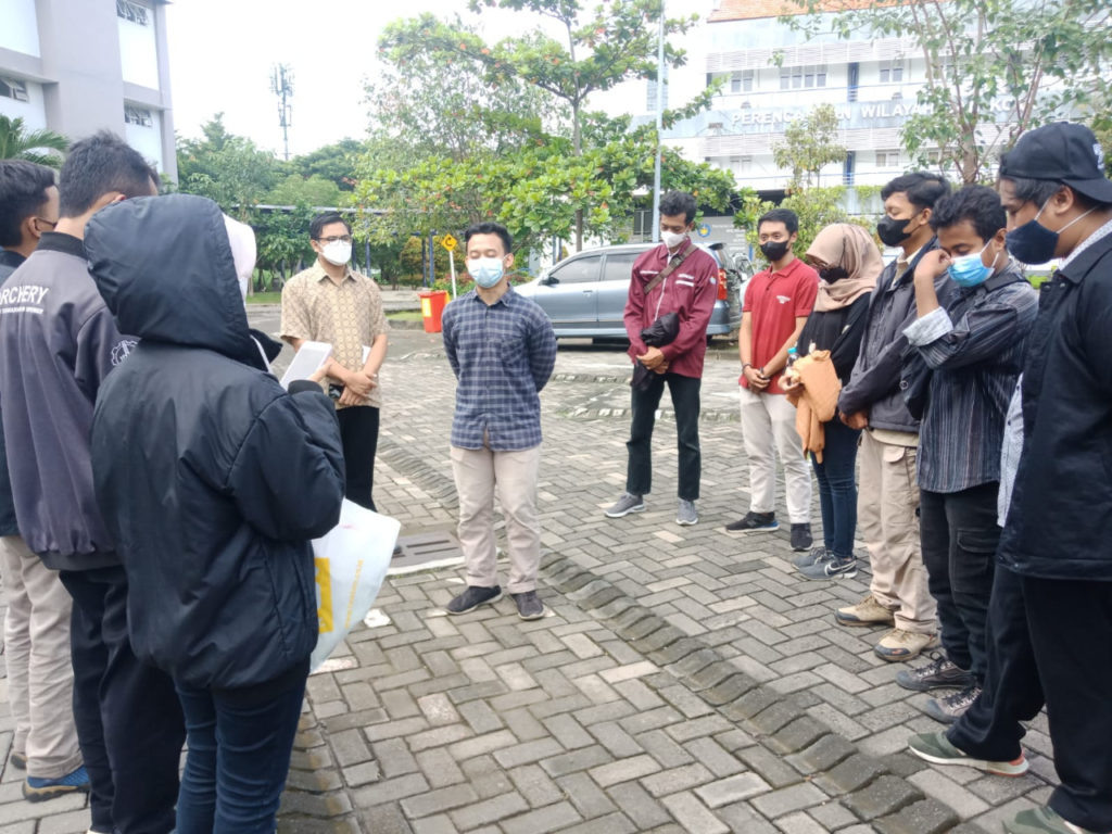 Tim mahasiswa ITS saat mendapat arahan dari Lalu Muhamad Jaelani ST MSc PhD sebelum keberangkatan di halaman gedung Departemen Teknik Geomatika ITS