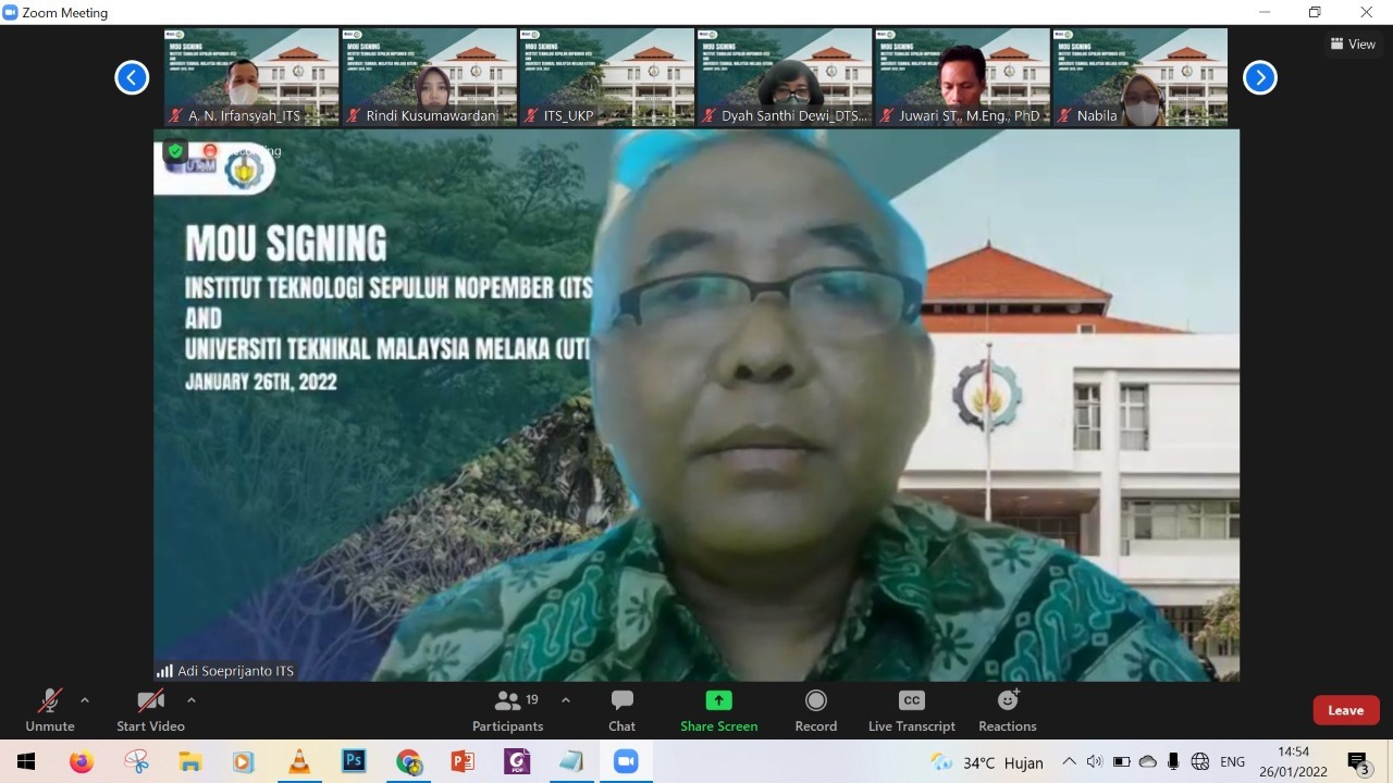 Wakil Rektor I ITS Prof Dr Ir Adi Soeprijanto MT saat memberikan sambutan sebelum penandatanganan MoU dan MoA bersama UTeM secara virtual