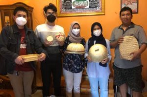 KKN ITS Inovasikan Produk Kitchenware Bagi Pengrajin Anyaman Bambu